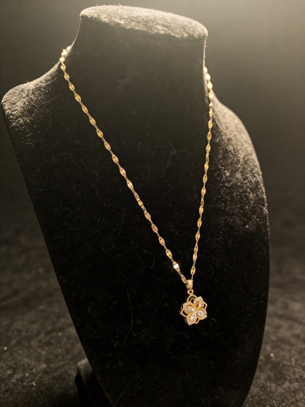 Delicate Gold Flower Pendant Necklace for Women